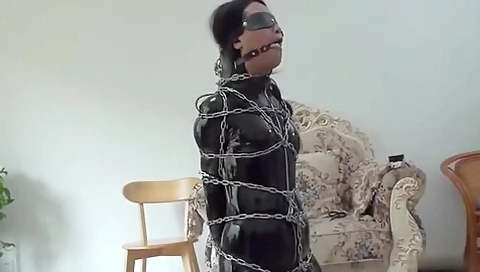Chinese Female Magician Escapes The Shackles